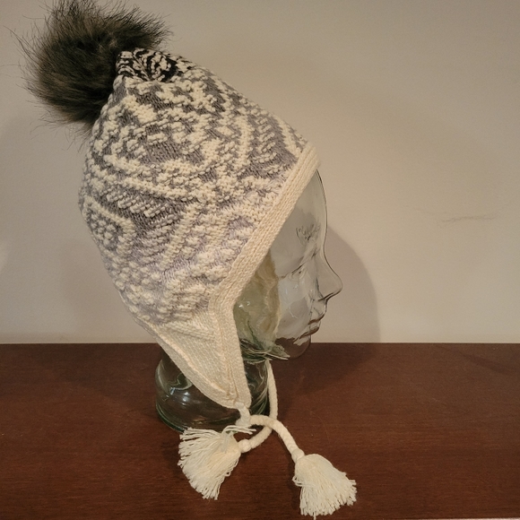 J Jill Grey and White Knit Hat O/S NWOT  Faux Fur Large Pom Pom - Picture 1 of 9